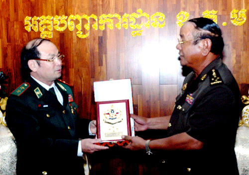 Thống tướng Pol Sa Ruon, Tổng tư lệnh quân đội Hoàng gia CPC tặng quà lưu niệm cho Trung tướng Trần Hoa.